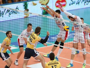 Bloqueio do Trentino funcionou bem nos momentos decisivos (<br />Foto: Divulgação/Trentino)” width=”300″ height=”226″ /></a> Bloqueio do Trentino funcionou bem nos momentos decisivos (<br />Foto: Divulgação/Trentino)</p>
<p>O Trentino voltou a mostrar sua força no Campeonato Italiano masculino de vôlei. Na terceira partida da série que decide o título da competição, a equipe se mostrou superior ao Modena e fez 3 sets a 0, parciais de 25-23, 25-23 e 25-22.</p>
<p>Com 2 a 1 no duelo melhor-de-cinco, a equipe de Trento precisa de apenas mais uma vitória para faturar a taça sobre o time do brasileiro <strong>Bruno Rezende</strong>. O próximo jogo está marcado para quarta-feira (13), em Modena.</p>
<p>Titular, Bruno não teve uma boa performance e o Modena tomou 12 pontos de bloqueio, cinco a mais que os rivais. Para piorar, a equipe também cedeu 19 pontos em erros ao adversário. <strong>Luca Vettori</strong> ainda fez 16 pontos e foi o maior pontuador da partida, mas isso não foi suficiente para impedir a derrota.</p>
<p>Com 15 títulos, o Modena é o maior campeão italiano da história, mas não levanta a taça desde 2002. Já o Trentino é uma força ascendente, com três títulos desde 2008.</p>
<!--[googlesitekit-end-of-content]-->
<div class=