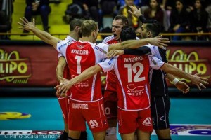 Banderó marcou 20 pontos na partida (<br />Foto: Divulgação)” width=”300″ height=”200″ /></a> Banderó marcou 20 pontos na partida (<br />Foto: Divulgação)</p>
<p>Jogando diante da torcida adversária em ginásio lotado, o Caffè Aiello obteve importante vitória nesta sexta-feira (1º) contra o Potenza Picena. A equipe do oposto brasileiro <strong>Felipe Banderó</strong> saiu na frente na luta pelo título da temporada da série A2 do Campeonato Italiano ao fazer 3 sets a 1, parciais de 21-25, 23-25, 25-23 e 20-25.</p>
<p>Agora, o Caffè Aiello pode ampliar a vantagem em casa, na terça-feira (5). Para Banderó, a equipe esteve consciente das dificuldades que tinha pela frente, mas se manteve focada no objetivo.</p>
<p>“Nosso time está muito fechado, é um grupo onde cada atleta dá a sua contribuição. Estudamos muito o adversário, os pontos fracos e fortes, e acredito que esse estudo valeu a pena, pois conseguimos impor o nosso ritmo de jogo. O Picena é um adversário difícil de enfrentar, eles não abaixam a pressão nunca, mas tínhamos o mesmo objetivo”, explica o camisa 10.</p>
<p>Sem bola perdida, Banderó acredita que o Caffè Aiello entrou em quadra disposto a mostrar durante a partida tudo que vem treinando ao longo da temporada. “Nosso levantador titular teve que sair durante o jogo por conta de fortes cãibras, e nosso segundo levantador entrou e mostrou sua importância. A vitória não é de um jogador, mas mostra o quanto nosso grupo é forte e coeso”, analisou.</p>
<p>Sabendo que não tem nada ganho, e a luta pelo título e vaga na divisão principal do Campeonato Italiano ainda é um caminho distante, Banderó mantém a cautela. “Temos que trabalhar muito ainda, por isso vamos manter os pés no chão e continuar trabalhando. Em uma série melhor de cinco não há tempo para respirar. Ganha quem consegue suportar a pressão por mais tempo”, finalizou o oposto.</p>
<div class=