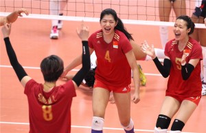 Principais atletas da China estão no Campeonato Asiático (<br />Foto: Divulgação)” width=”300″ height=”193″ /></a> Principais atletas da China estão no Campeonato Asiático (<br />Foto: Divulgação)</p>
<p>Tradição no começo da temporada de seleções femininas de vôlei, o Montreux Volley Masters teve sua edição 2015 iniciada nesta terça-feira (26). E quem se deu melhor foi a Alemanha, além das representantes do Oriente, China e Japão.</p>
<p>Atuando com um time sub-23 – a seleção principal está no Campeonato Asiático -, a China passou pela República Dominicana por 3 sets a 1, parciais de 25-20, 20-25, 25-20 e 25-20. Capitã da equipe, <strong>Yanhan Liu</strong> foi a maior pontuadora, com 27 acertos. O duelo foi válido pelo grupo A.</p>
<p>Já o grupo B teve vitória da Alemanha, que, mesmo mandando um mistão para a Suíça, derrotou a também desfalcada Itália com parciais de 25-20, 25-15, 21-25 e 25-23.<strong> Weihenmaier</strong> foi quem mais colocou bolas no chão pelo time vencedor: 15 vezes, uma a menos que a italiana<strong> Sorokaite</strong>. Vale lembrar que o time germânico estreou seu novo técnico, <strong>Luciano Pedullà.</strong></p>
<p>Pela mesma chave, o Japão não teve maiores problemas para bater a Turquia por 3 a 0 (25-19, 26-24 e 25-18). <strong>Koga</strong> e<strong> Ishii</strong> foram as mais efetivas em quadra, marcando respectivamente 19 e 18 pontos.</p>
<p>Nesta quarta (27), Rússia e Holanda estreiam na competição suíça.</p>
<div class=