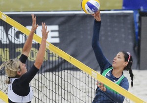 Serão quatro as duplas brasileiras na competição (<br />Foto: Divulgação/FIVB)” width=”300″ height=”211″ /></a> Serão quatro as duplas brasileiras na competição (<br />Foto: Divulgação/FIVB)</p>
<p>O Brasil terá força máxima no torneio feminino do Open de Praga, na República Tcheca. <strong>Duda</strong> e <strong>Elize Maia</strong> venceram seus jogos pelo torneio pré-classificatório (qualifying) nesta quarta-feira (20) e garantiram presença na fase de grupos da competição. Elas se juntam a <strong>Ágatha/Bárbara Seixas</strong>, <strong>Lili/Carol Horta</strong> e <strong>Maria Clara/Carol</strong>, que já estavam garantidas pela pontuação no ranking de entradas.</p>
<p>Duda e Elize Maia começaram o dia vencendo as tchecas <strong>Galova e Nakladalova</strong> por 2 sets a 0 (21-17, 21-10), em 32 minutos. Na segunda rodada, valendo a classificação, triunfo sobre as francesas <strong>Adelin e Lusson</strong> por novo 2 sets a 0 (21-16, 21-15), em 34 minutos de partida.</p>
<p>A dupla ficou no grupo H e enfrentará, a partir desta quinta-feira (21), as canadenses <strong>Kristina Valjas e Jamie Broder</strong>, as polonesas<strong> Kinga Kolosinska e Monika Brzostek</strong>, e as lituanas <strong>Monika Povilaityte e Ieva Dumbauskaite</strong>. Após a vaga, Elize Maia analisou o primeiro dia no torneio e a evolução da dupla com Duda.</p>
<p>“Estou muito feliz de passar de mais esse qualifying com a Duda. Embora seja difícil jogar com essas temperaturas bastante baixas, estamos um pouco mais acostumadas, já que na Suíça também pegamos um tempo bem frio, mais até do que aqui. Jogamos contra times que não conhecíamos e foi importante fazer nossa parte bem, nossa virada de bola. Estamos melhorando a cada dia e sinto que essa experiência de jogar o Circuito Mundial está acelerando nosso crescimento como time”, destacou a capixaba.</p>
<p>Cabeça de chave número dois do torneio, as campeãs do SuperPraia Ágatha e Bárbara Seixas estão no grupo B e enfrentam as tchecas <strong>Sona Novakova e Lenka Hajeckova</strong>, as alemãs <strong>Victoria Bieneck e Julia Großner</strong>, e as suecas <strong>Nina Grawender e Karin Lundqvist</strong>.</p>
<p>Já o grupo D terá dois times brasileiros se enfrentando. Além de Maria Clara e Carolina, cabeça de chave número quatro do torneio, Lili e Carolina Horta também estão na chave. Elas também terão como adversárias as tchecas <strong>Martina Bonnerová e Barbora Hermannová</strong>, além das holandesas <strong>Rimke Braakman e Jolien Sinnema</strong>.</p>
<p>Praga recebe uma etapa do Circuito Mundial pela sexta vez. De 2008 a 2012, a competição era exclusiva para o naipe masculino. Durante esse período, o Brasil ganhou cinco medalhas, sendo duas de ouro, duas de prata e uma de bronze, liderando como maior campeão. Já em 2014, o Open foi disputado apenas no naipe feminino, mas o Brasil não subiu ao pódio.</p>
<p>A corrida olímpica brasileira será definida da seguinte forma: uma dupla masculina e uma dupla feminina conquistarão a classificação pela pontuação obtida em nove eventos previamente definidos. Os times poderão descartar os dois piores resultados.</p>
<p>Em 2015, o calendário do Circuito Mundial prevê cinco Grand Slams, três Major Series, dez Opens, o Campeonato Mundial e o World Tour Finals, que reunirá apenas os oito melhores times da temporada de cada gênero. Cada torneio possui pontuação e premiação distintas, mas serão distribuídos ao todo mais de 9,6 milhões de dólares.</p>
<!--[googlesitekit-end-of-content]-->
<div class=