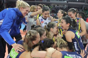 Fenerbahce ficou com o quarto título nacional de sua história (<br />Foto: Divulgação)” width=”300″ height=”200″ /></a> Fenerbahce ficou com o quarto título nacional de sua história (<br />Foto: Divulgação)</p>
<p>Depois de duas temporadas de domínio do Vakifbank, a Turquia tem um novo campeão de voleibol feminino: o Fenerbahce, que levantou a taça ao somar 14 pontos da fase final da competição, encerrada nesta sexta-feira (1).</p>
<p>A conquista se confirmou com uma rodada de antecipação, quando o Fener bateu o Galatasaray por 3 sets a 1, parciais de 21-25, 25-23, 25-14 e 25-18. Desta forma, a equipe entrou em quadra neste feriado apenas para cumprir tabela, perdendo para o Eczacibasi com parciais de 21-25, 27-25, 25-15 e 25-22.</p>
<p>Contando com a oposto <strong>Sheilla</strong> em seu elenco, o Vakifbank ficou com o vice-campeonato ao somar 11 pontos. Em sua última aparição na disputa, o time de <strong>Giovanni Guidetti</strong> foi derrotado pelo Galatasaray no tie-break: 18-25, 25-22, 20-25, 26-24 e 15-08.</p>
<p>Com oito pontos, o campeão da Champions League Eczacibasi foi terceiro na tabela da fase final, enquanto o Galatasaray (três pontos) terminou em quarto.</p>
<p>Considerada uma das melhores atacantes do planeta, a coreana <strong>Y.K.Kim</strong> foi fundamental para a conquista do Fenerbahce. Não por acaso, ela ganhou os prêmios de maior pontuadora, melhor atacante e melhor jogadora da disputa.</p>
<p>O Vakifbank levou outros títulos individuais, com Gözde como melhor recepção, Gizem Örge como melhor líbero, Naz Akyol como melhor levantadora e Kübra Akman como melhor bloqueadora. O melhor saque foi o de Meijners, do Galatasaray.</p>
<!--[googlesitekit-end-of-content]-->
<div class=