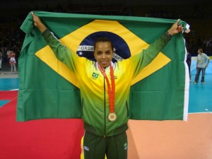 Fofão viveu o auge da sua carreira com o título olímpico em 2008 (<br />Foto: Divulgação)” width=”300″ height=”225″ /></a> Fofão viveu o auge da sua carreira com o título olímpico em 2008 (<br />Foto: Divulgação)</p>
<p>Quem conseguiu, conseguiu. Menos de 48 horas depois do início da troca de alimentos por ingressos para o Jogo de Despedida da<strong> Fofão</strong>, a organização do evento anunciou que o ginásio Milton Feijão, em São Caetano do Sul, estará com lotação máxima.</p>
<p>De um total de 3500 bilhetes, 3100 foram trocados logo no primeiro dia de bilheterias abertas (ontem), enquanto as outras 400 entradas foram retiradas ainda na manhã desta quinta (21).</p>
<p>Sob o comando de <strong>Bernardinho</strong> e <strong>José Roberto Guimarães</strong>, o jogo entre os times “Seleção Pequim 2008” e “Amigas da Fofão” será realizado às 11 horas (horário de Brasília) de domingo (24). A partida será transmitida pelo canal “ESPN+”.</p>
<p>Confira os nomes confirmados até o momento:</p>
<p>AMIGAS DA FOFÃO:<br />
Régis, Carol, Juciely, Gabi, Erika Coimbra, Natalia, Nati, Arlene, Elisangela, Joycinha, Carol, Angela Moraes, Cristina Pirv, Virna, Ida, Bia e Ana Moser</p>
<p>SELEÇÃO PEQUIM 2008:<br />
Carol Albuquerque, Paula Pequeno, Sassá, Mari, Fabizinha, Fabi, Valeskinha e Sheilla</p>
<div class=
