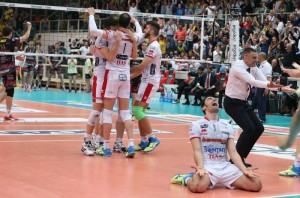Trentino abriu 2 a 0, mas por pouco não sofreu a virada (<br />Foto: Divulgação) ” width=”300″ height=”198″ /></a> Trentino abriu 2 a 0, mas por pouco não sofreu a virada (<br />Foto: Divulgação)</p>
<p>Três vezes campeão nacional, o Trentino terá a chance de buscar o tetra na atual temporada. Em partida emocionante realizada neste sexta (1), a equipe conseguiu a classificação para a grande decisão ao bater o Perugia por 3 sets a 2, parciais de 25-20, 29-27, 22-25, 25-27 e 16-14.</p>
<p>Com 25 pontos, o búlgaro <strong>Matey Kaziyski</strong> foi o maior pontuador da equipe, sendo eleito o melhor em quadra. Ele, porém, “perdeu” o posto de quem mais fez pontos na partida para o sérvio <strong>Atanasijevic Aleksandar</strong>, que fez 29 pontos para o Perugia.</p>
<p>Na grande decisão, o Trentino terá pela frente o Modena, do levantador brasileiro <strong>Bruno Rezende</strong>. A final, que será disputada em cinco jogos, acontecerá a partir deste domingo (3).</p>
<!--[googlesitekit-end-of-content]-->
<div class=