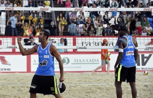 Pedro Solberg e Evandro disputam a primeira final internacional da dupla (<br />Foto: Divulgação/FIVB)” width=”300″ height=”192″ /></a> Pedro Solberg e Evandro disputam a primeira final internacional da dupla (<br />Foto: Divulgação/FIVB)</p>
<p>O Brasil briga por ouro e bronze no primeiro Grand Slam do Circuito Mundial 2015, na Rússia. Neste sábado (30), <strong>Evandro/Pedro Solberg</strong> venceu <strong>Alison/Bruno Schmidt</strong> nas semifinais do torneio em Moscou e disputarão a primeira final internacional da parceria firmada no final de 2014. Eles encaram os espanhóis<strong> Pablo Herrera e Adrián Gavira</strong>, enquanto o capixaba e o brasiliense enfrentam os alemães <strong>Jonathan Erdmann e Kay Matysik</strong>.</p>
<p>A disputa da medalha de bronze começa primeiro e acontece a partir das 9h (de Brasília), enquanto a final masculina será às 12h25, com transmissão ao vivo do canal SporTV 3. Será o primeiro encontro entre os dois finalistas. Evandro busca o segundo ouro em circuitos mundiais, enquanto Pedro pode conquistar uma etapa internacional pela 18ª vez.</p>
<p>Já a disputa pelo bronze marca o quinto duelo entre os dois times. Alison e Bruno Schmidt levam vantagem de três vitórias contra uma da dupla alemã. Após a vaga na decisão, Evandro mostrou otimismo em busca da primeira medalha de ouro da dupla no Circuito Mundial.</p>
<p>“Não passa pela nossa cabeça outra cor de medalha que não seja a de ouro. Amanhã vamos entrar com a mesma postura dos últimos jogos, firme e com a cabeça tranquila, para conquistar esse título para o Brasil. A gente veio aqui para isso, e estamos na corrida olímpica pelo mesmo motivo, desfrutar do nosso melhor voleibol”, ressaltou Evandro.</p>
<p>Para chegar à final, Evandro e Pedro Solberg tiveram mais uma vez que superar uma dupla brasileira. O segundo confronto consecutivo entre times do país em Moscou (na fase anterior Pedro Solberg e Evandro superaram Ricardo e Emanuel) começou com as duplas ligadas, alternando pontos e bons momentos no ataque.</p>
<p>Enquanto Pedro Solberg e Evandro se destacavam nos ataques, Alison e Bruno Schmidt se alternavam entre largadas precisas e bons bloqueios. Com tamanho equilíbrio nos fundamentos, o placar mostrava se alternava. Na casa dos 11 pontos, Bruno Schmidt cometeu dois erros não forçados e a dupla carioca abriu a maior vantagem até então, com 13 a 10. A liderança do jogo foi administrada por Pedro Solberg e Evandro, que fecharam a primeira parcial da semifinal em 21-18.</p>
<p>O segundo set apresentou o mesmo panorama do anterior, com Pedro Solberg e Evandro mais contundentes e mantendo a dianteira. Alison e Bruno Schmidt buscaram reverter a desvantagem, que se mantinha constante em dois pontos, e empataram o set em 12 a 12. No entanto, Evandro logo tratou de cravar outra bola na quadra adversária, enquanto Pedro Solberg engatou uma sequência de bloqueios, aumentando a vantagem para 16-12.</p>
<p>Alison cresceu de produção na rede, e a diferença chegou a cair para um ponto. Mas o dia era mesmo dos cariocas. Perfeitos tecnicamente, eles alcançaram dois match points: o primeiro salvo por Alison, e o segundo confirmado por Evandro, que conseguiu potente ataque anotando 21-19 e carimbando a vaga da parceria na decisão.</p>
<p>Horas antes, ainda no sábado, Alison e Bruno Schmidt tinham eliminado os holandeses Alexander Brouwer e Robert Meeuwsen com vitória por 2 sets a 0 (21-14 e 21-14), em 33 minutos. Já Evandro e Pedro Solberg chegaram à semifinal ao derrotarem os campeões olímpicos Ricardo e Emanuel por 2 sets a 1 (21-17, 17-21 e 21-19), em 59 minutos.</p>
<p>Caso conquistem o título, Evandro e Pedro Solberg somam 800 pontos no ranking do Circuito Mundial e na corrida olímpica, além de receberem um prêmio de 57 mil dólares. Já Alison e Bruno Schmidt podem receber 640 pontos e 32 mil dólares se subirem ao pódio com o bronze. Logo após Moscou, ocorre o Major Series de Porec, na Croácia, de 2 a 6 de junho.</p>
<p>Em 2015, o calendário do Circuito Mundial prevê cinco Grand Slams, três Major Series, dez Opens, o Campeonato Mundial e o World Tour Finals, que reunirá apenas os oito melhores times da temporada de cada gênero. Cada torneio possui pontuação e premiação distintas, mas serão distribuídos ao todo mais de 9,6 milhões de dólares.</p>
<p>Moscou já foi sede de nove etapas do Circuito Mundial e, desde 2008, recebe um Grand Slam por temporada. O Brasil lidera o quadro de medalhas na Rússia, que também já contou ao longo dos anos com etapas em São Petersburgo e Anapa. São 15 medalhas entre os homens (seis de ouro, quatro de prata e cinco bronzes) e 14 entre as mulheres (cinco de ouro, cinco de prata e quatro de bronze).</p>
<div class=
