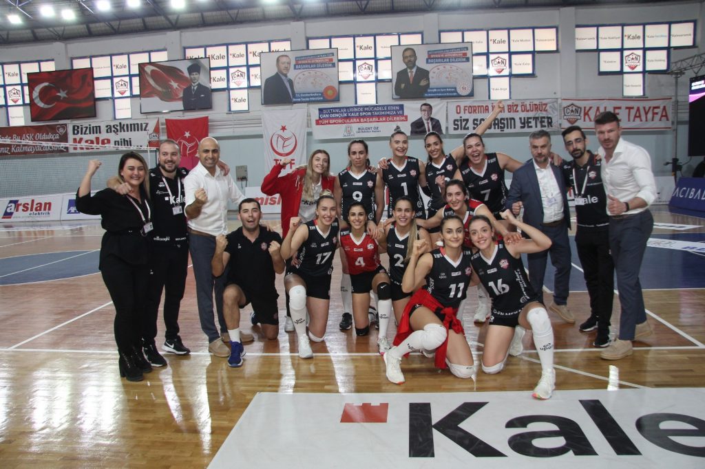 Capa da notícia - Turquia: Thaisinha e Ellen lideram vitória do Kale Spor