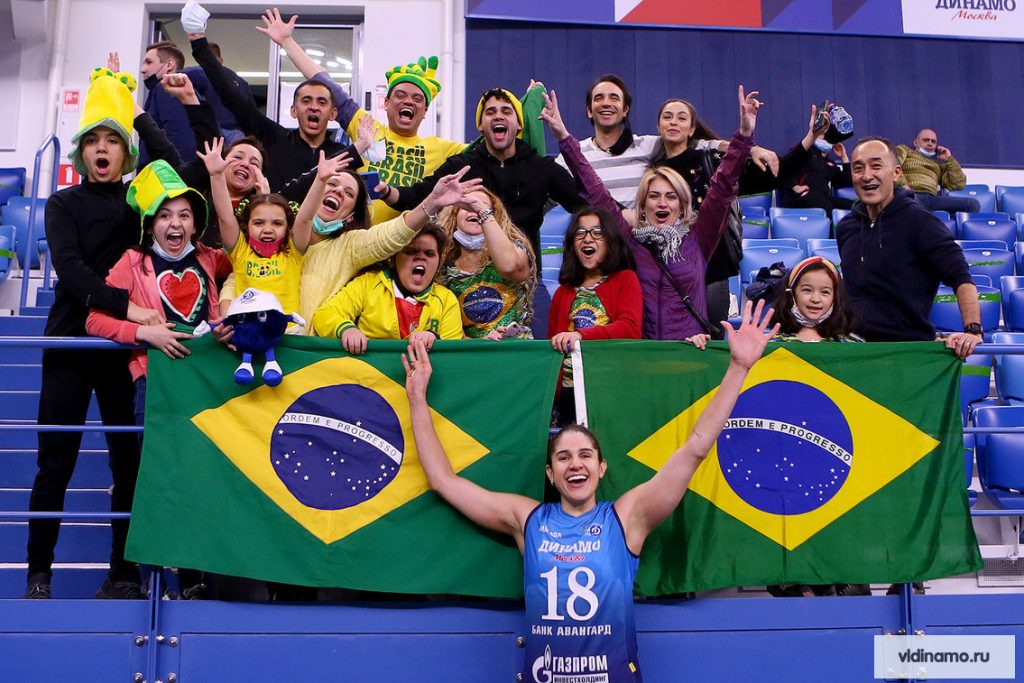 Capa da notícia - Na Rússia, torcida brasileira acompanha vitória de Natália Zilio