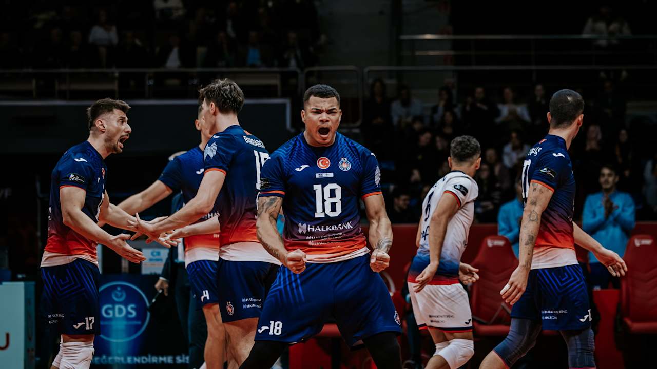 Darlan brilha na estreia pelo Halkbank na Liga Turca de Vôlei